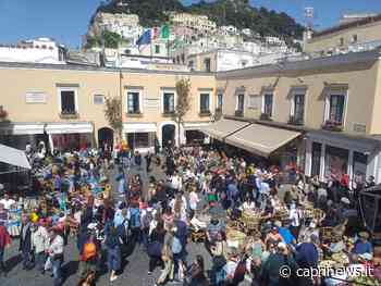 Capri fa il bis nel ponte della liberazione: dopo Pasqua si ripete il pienone di turisti sull'isola. Le foto - Capri News