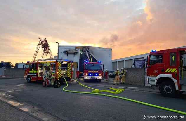 FW Lehrte: Feuer in Abschleppunternehmen: Sattelauflieger mit Elektrorollern sowie mehrere PKW brennen in Halle vollständig ab.
