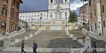 Mann fährt mit gemietetem Maserati die Spanische Treppe in Rom hinunter - Stufen beschädigt