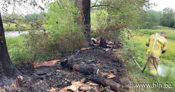 Bliksem vernielt boom langs kanaal: stukken tot 30 meter ver weggeblazen - Het Laatste Nieuws