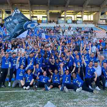 Un ex Monza vince il campionato ea fine partita abbraccia mamma e papà | FOTO - Monza-News