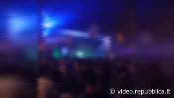 Parma, in centinaia ballano nel locale senza uscita di sicurezza - Repubblica TV