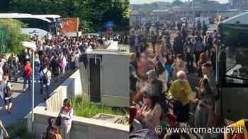 Roma Lido, si ferma un treno a Magliana e la linea va in tilt: passeggeri costretti a prendere i bus