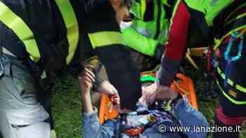 Prato, 66enne cade in una scarpata: qualcuno sente i lamenti e chiama i soccorsi - LA NAZIONE