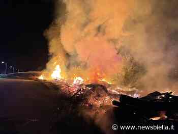 Incendio nella notte a Crevacuore, avvolto dalle fiamme deposito di legname e sfalci - newsbiella.it