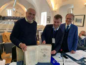 Ravello, a Villa Rufolo la cerimonia di donazione di un libro storico alla Biblioteca del Parco Archeologico di Pompei - Il Vescovado Costa di Amalfi