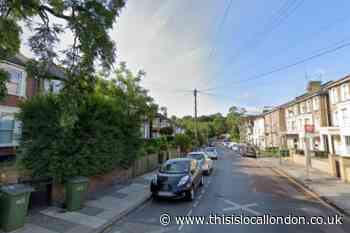 Wellington Gardens Charlton: Child hit by car
