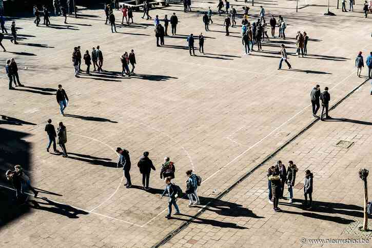 Leerlingen van Xaveriuscollege over  incident met regenboogvlag: “Als moslima’s geen hoofddoek mogen, waarom mag een vlag voor LGBTQ+ dan wel?”