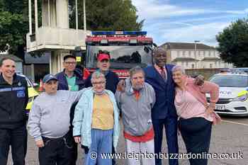 Sporting legend Frank Bruno MBE meets Leighton Buzzard's lockdown knitting heroes - Leighton Buzzard Observer