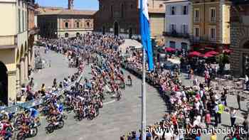Il Giro d'Italia incanta Faenza: tantissimi spettatori per la carovana rosa - RavennaToday