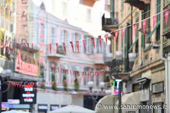Sanremo si è già colorata di rosa per il 'Giro d'Italia': migliaia di bandierine in via Matteotti (Foto) - SanremoNews.it