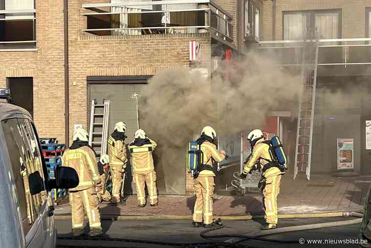 Buurtwinkel en slagerij moeten wellicht alles weggooien na zware brand: “Alles ziet zwart, de schade is groot”