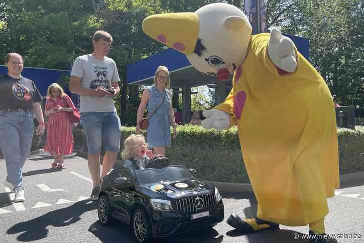 Spiksplinternieuwe Mercedes op maat voor kindjes met beperking: “Ze kunnen eindelijk de wereld ontdekken”
