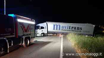Sesto: tir fa inversione ma resta incastrato e ostruisce la strada - CremonaOggi