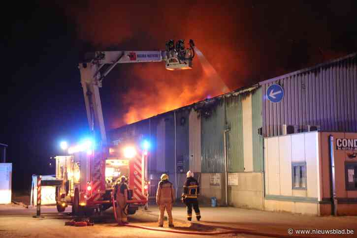 Uitslaande bedrijfsbrand veroorzaakt door hitte? “Ik kreeg meteen een flashback, want ik maakte al drie branden mee”