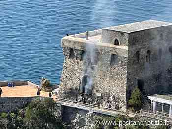 Incendio ad Erchie, fiamme all'interno della torre La Cerniola: vigli del fuoco in azione / FOTO-VIDEO - Positano Notizie