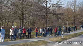 Mit Friedensband setzen Olching und Eichenau Zeichen für Solidarität, Frieden und Demokratie - Merkur.de