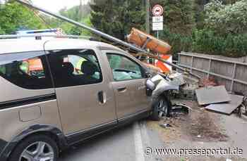 POL-RBK: Wermelskirchen - Pkw prallt gegen Ampel - Zwei Personen schwer verletzt - Presseportal.de