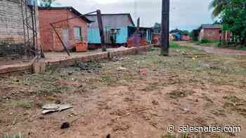 Na zona norte, moradores fazem barreiras nas casas para evitar alagamentos - Seles Nafes