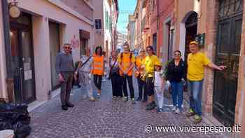 Con i "Volentieri Volontari" in via Castelfidardo tra poesia e fiori - Vivere Pesaro