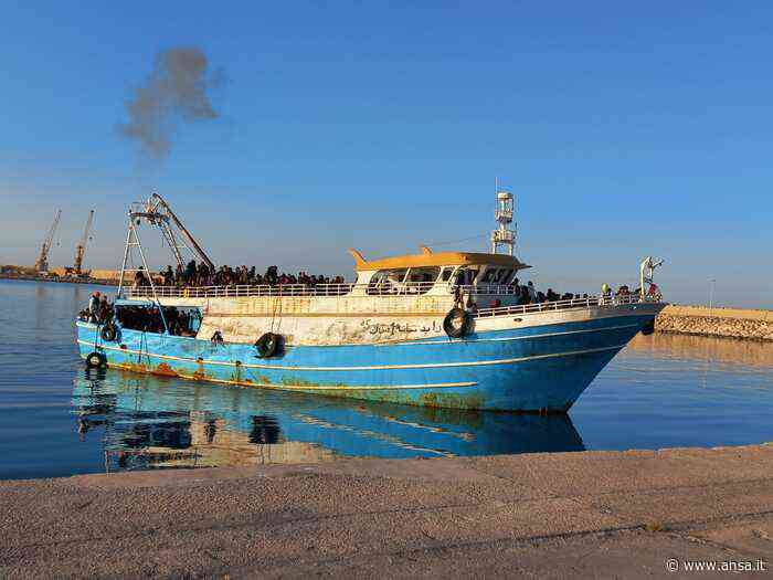 Migranti: in 450 su barcone arrivati nel porto di Pozzallo - Agenzia ANSA