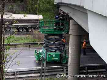 Truck strikes North Park Street bridge over 403 - Simcoe Reformer
