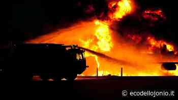 Albidona, incendio doloso nel deposito di una ditta di escavazioni che opera sui cantieri della SS106 | EcodelloJonio.it - Ecodellojonio