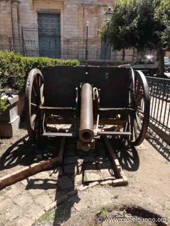 Manutenzione del cannone di Piazza Parrocchia ad opera dei volontari della Pro Loco - Castelbuono.Org