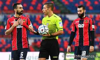 Cosenza, quelle proteste contro Massa: "Serve la Var!" - Tifo Cosenza