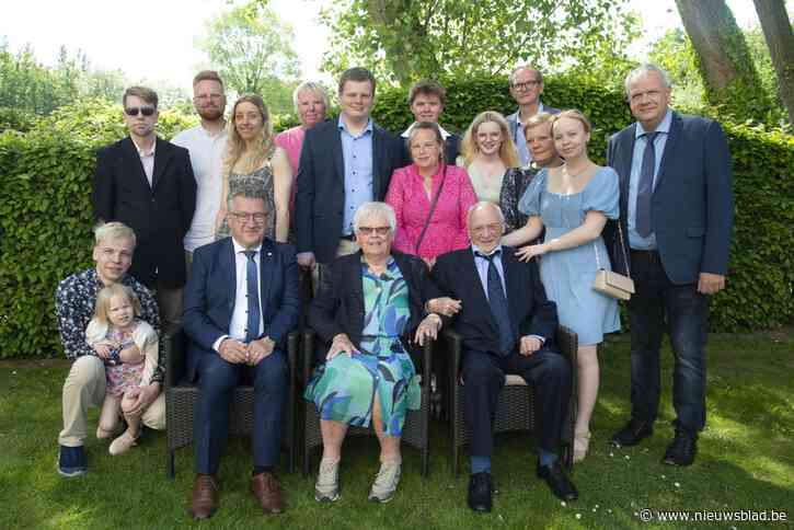 Erik en Bernadette toosten op diamanten huwelijk