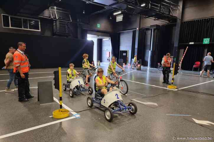 Leerlingen oefenen verkeerssituaties in Europahal