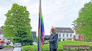 Kreis Mettmann: Landrat Hendele hisst die Regenbogenflagge - WAZ News
