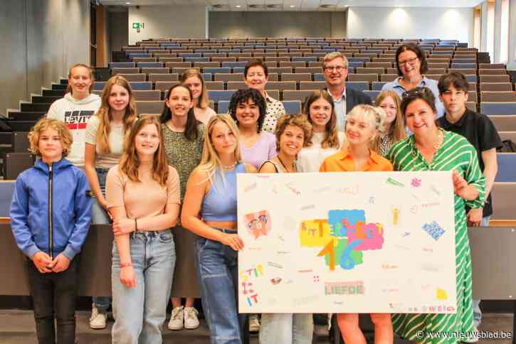 Filmregisseur Anna (16) bezoekt samen met haar bekende ouders Waregemse school