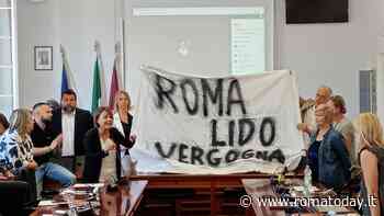 Roma Lido, le opposizioni in municipio occupano la sala. Anche il presidente dem con loro