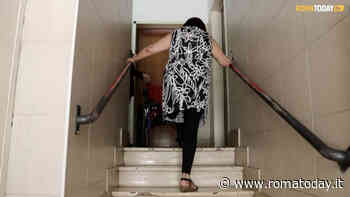 VIDEO | Case popolari vietate ai disabili: Tina con una gamba sola prigioniera di una rampa di scale