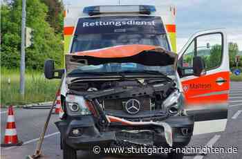 Unfall bei Weinsberg: Rettungswagen kollidiert mit Auto – zwei Verletzte - Stuttgarter Nachrichten