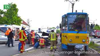 Unfall in Gotha: Straßenbahn stößt auf Kreuzung frontal mit Audi zusammen - Thüringer Allgemeine
