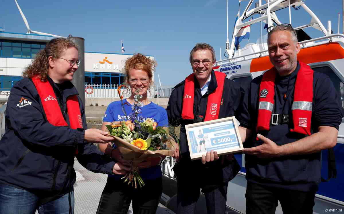 Evelyn Wolthuis uit Amsweer loopt 5000 euro bij elkaar voor KNRM Eemshaven - Dagblad van het Noorden
