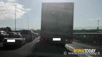 Incendio sul raccordo anulare: camion in fiamme, lunghe code in carreggiata interna