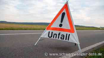 Rückstau auf B 294 bei Höfen: Auto fängt nach Unfall Feuer - 71-Jähriger verletzt