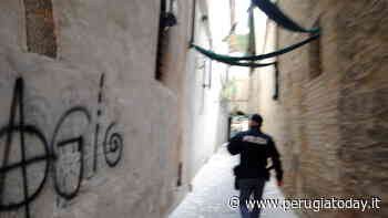 Foligno, sorpreso dalla Polizia mentre "sniffa" cocaina sul cofano di un'auto: denunciato - PerugiaToday