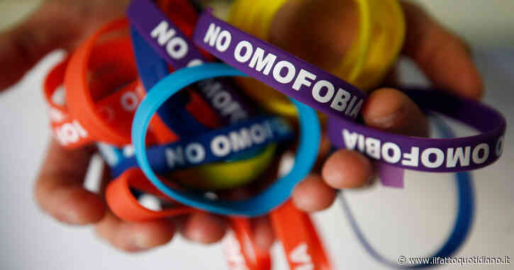 Cosenza, 16enne insultato e picchiato dallo zio perché omosessuale: “Ora muori a casa. Non vogliamo gay in famiglia”