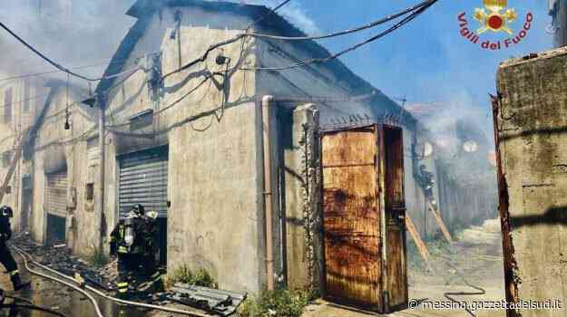 Messina, divampa un incendio in un deposito di Maregrosso: ingenti i danni - Gazzetta del Sud - Edizione Messina