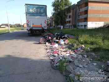 In via Egitto discarica a cielo aperto e cassonetto ribaltato - Prima Vercelli
