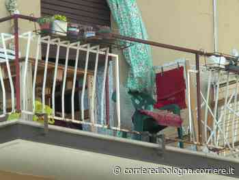 Modena, cade dal terrazzo mentre fa lavori domestici: muore una donna di 60 anni - Corriere