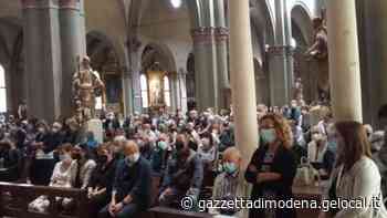 Modena, lacrime e applausi: don Gregorio emoziona i fedeli - La Gazzetta di Modena