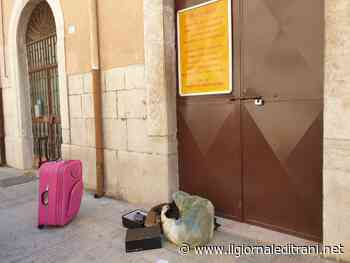 Scarpe rotte, indumenti vecchi e persino un trolley: Trani, davanti alla Caritas l'inciviltà si traveste di finto perbenismo - ilgiornaleditrani - Radio Bombo
