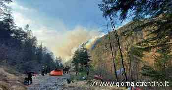 Riprende vigore l'incendio nel bosco a Bondone di Storo, in azione due Canadair - Trentino