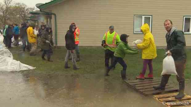 Flood fight ramps up in Minnedosa amid heavy rainfall - CBC.ca