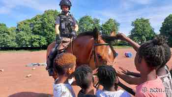 Un moment de partage entre les enfants de Corbeil-Essonnes et différentes unités de la police - Le Pays d'Auge